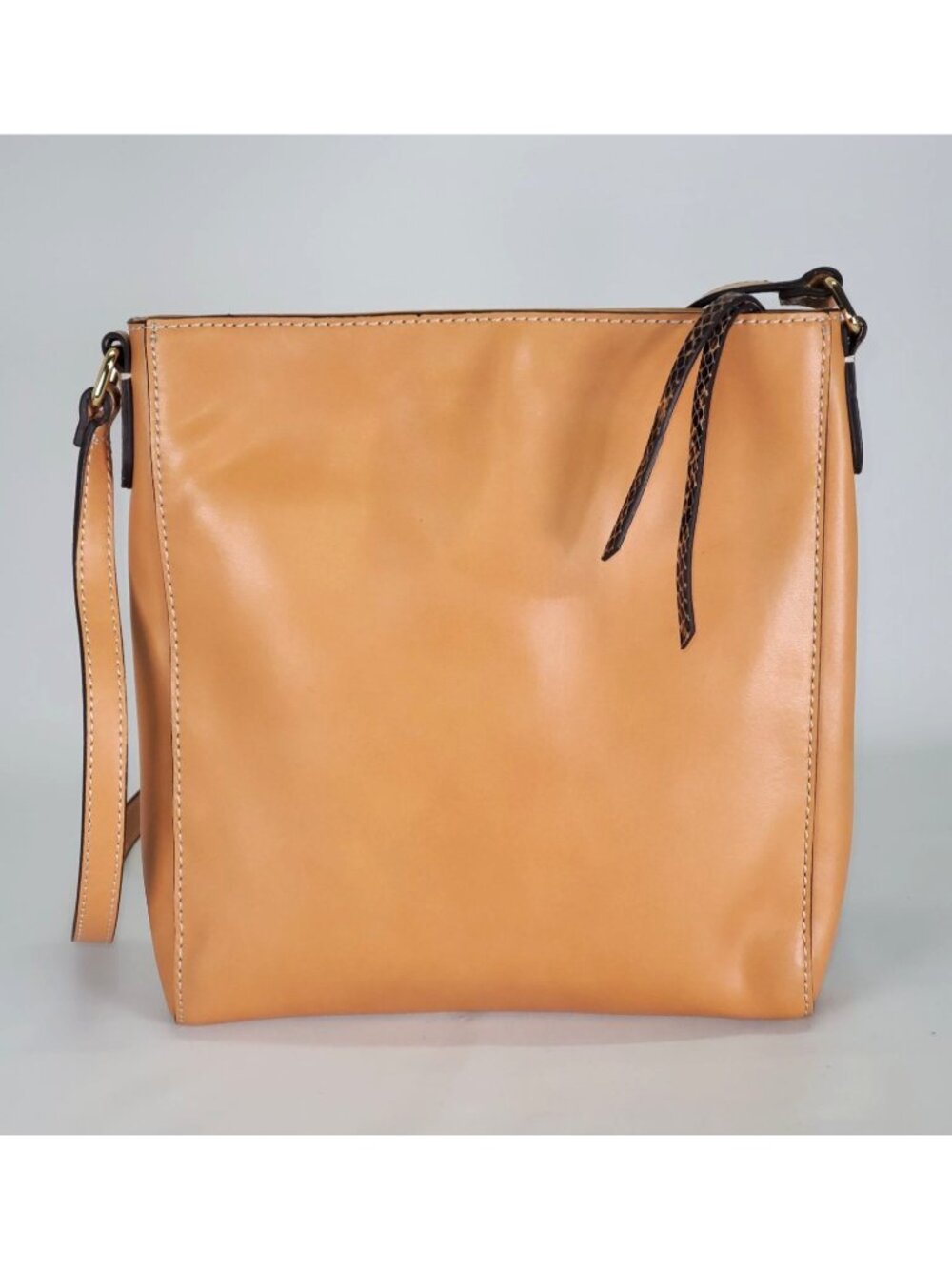 NWOT G.I.L.I. Women's Honey Brown Leather Flat Double Zip Crossbody 1438 - Picture 5 of 11